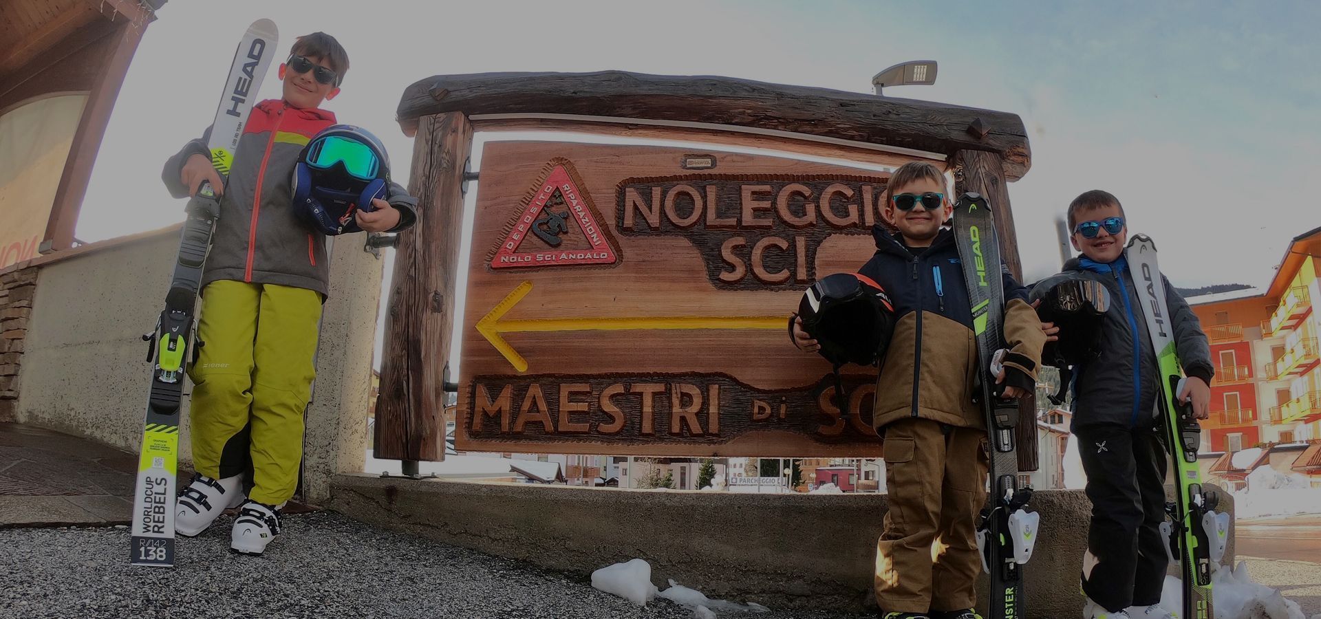 Bambini felici con gli sci noleggiati da Noleggio sci Andalo 